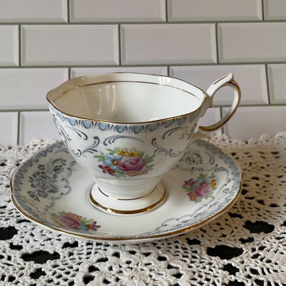 Vintage Royal Albert England Bone China Tea Cup ans Saucer Damask 2693 - Picture 2 of 13